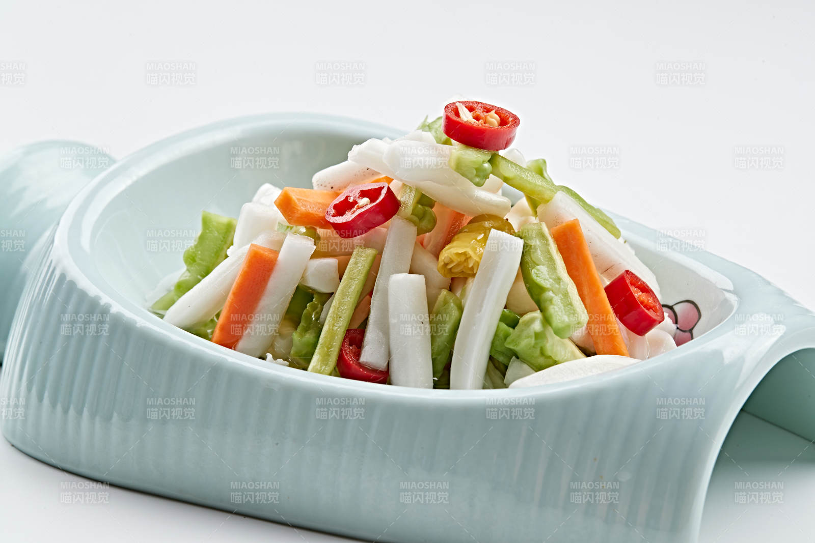 精美餐具装的香辣糖醋小时蔬图片