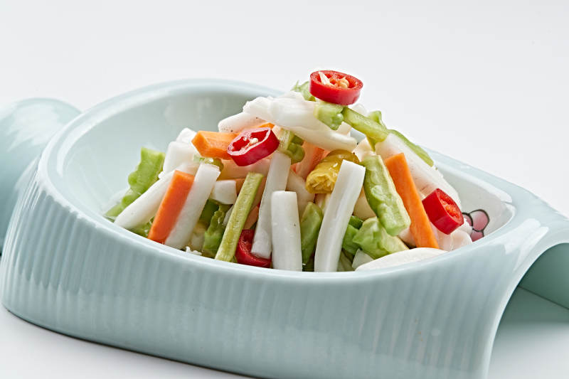 精美餐具装的香辣糖醋小时蔬图片