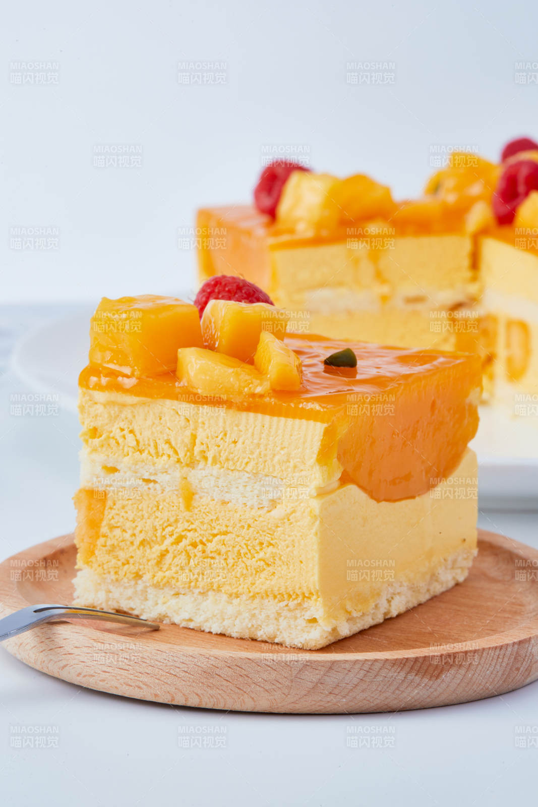 树莓芒果鲜奶慕斯蛋糕图片