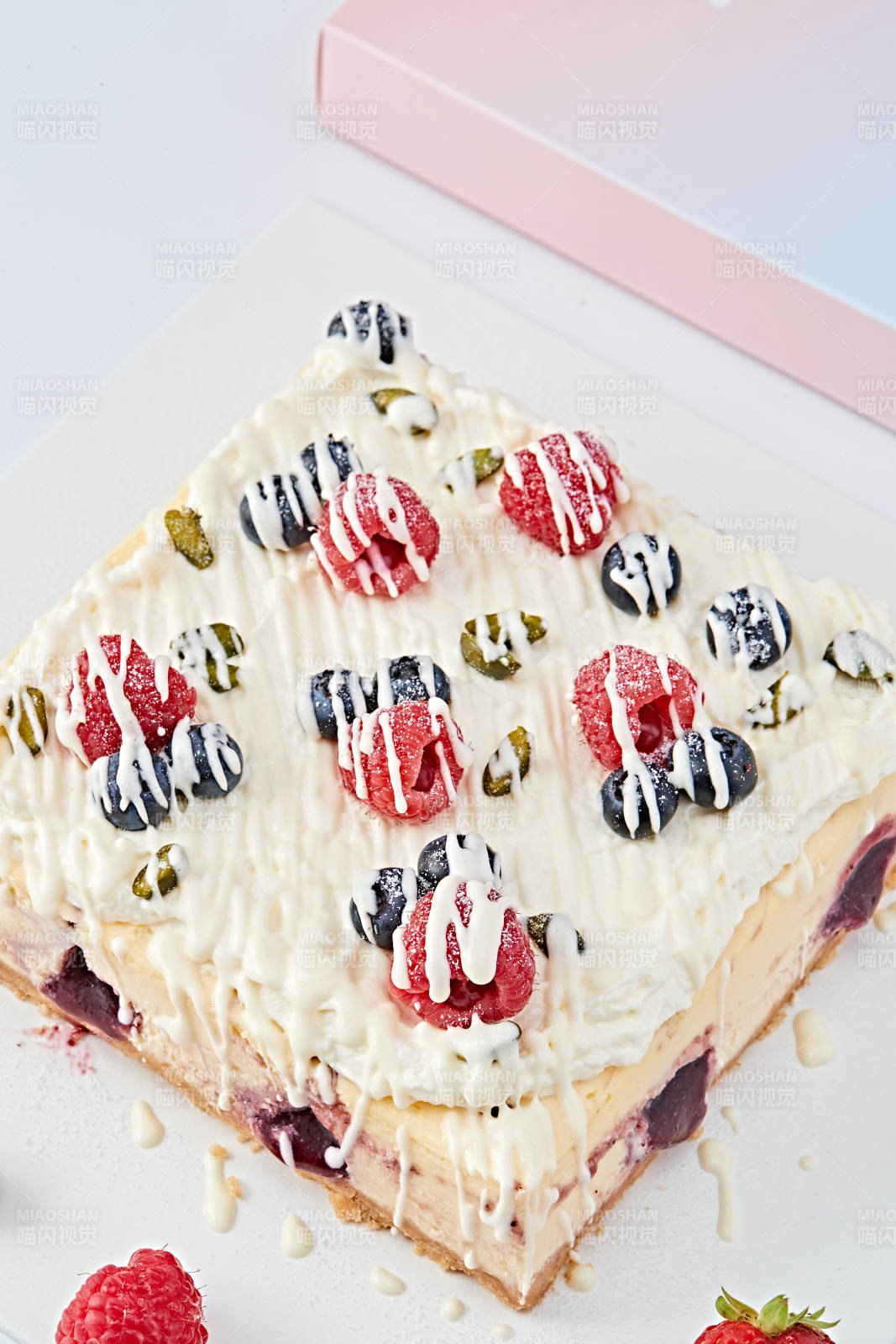 蓝莓树莓鲜奶慕斯蛋糕图片