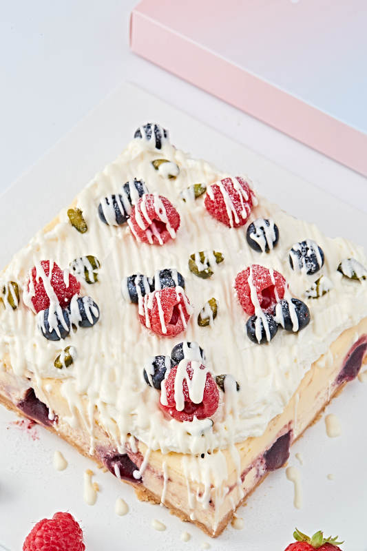 蓝莓树莓鲜奶慕斯蛋糕图片