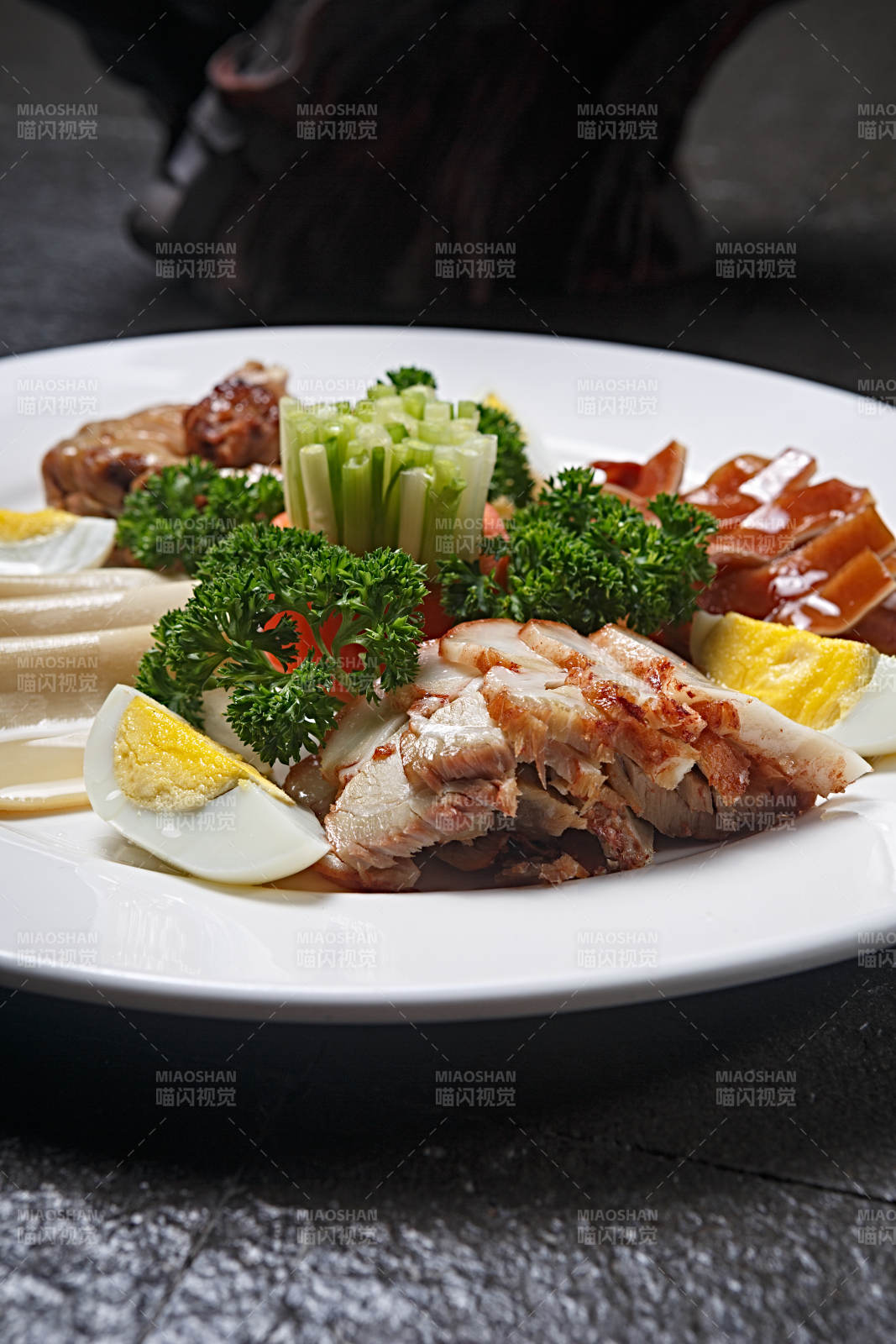 白色瓷盘装的卤味拼盘图片