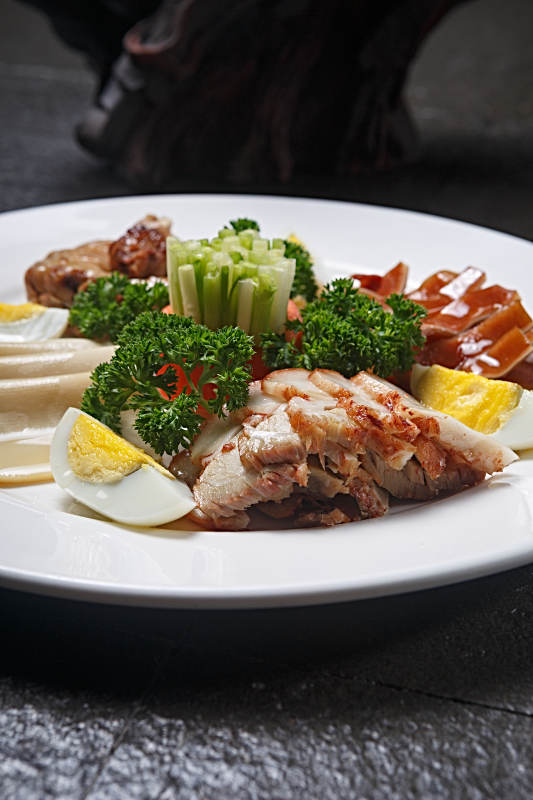 白色瓷盘装的卤味拼盘图片