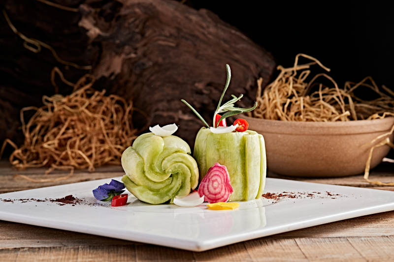 白色瓷盘装的腌渍玉女瓜图片