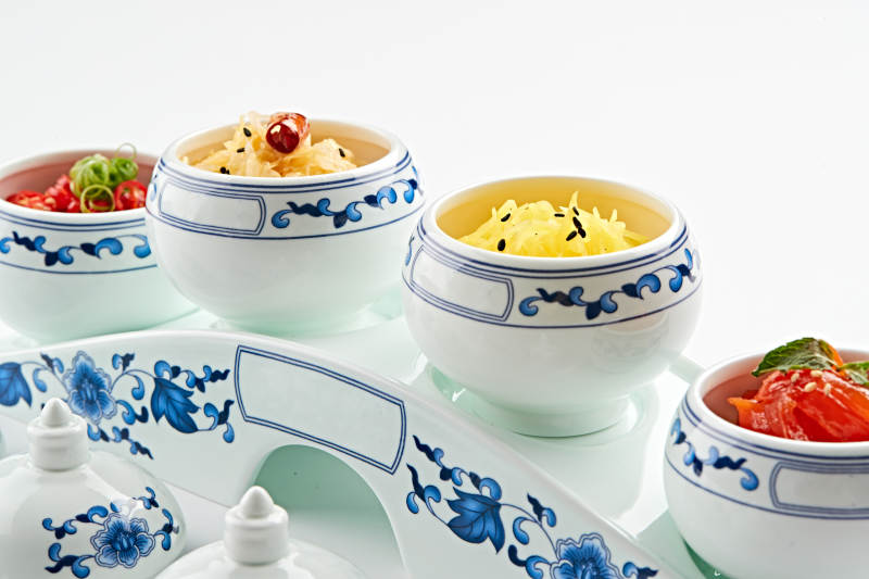 青花瓷餐具套装的农家四缸佐餐菜图片