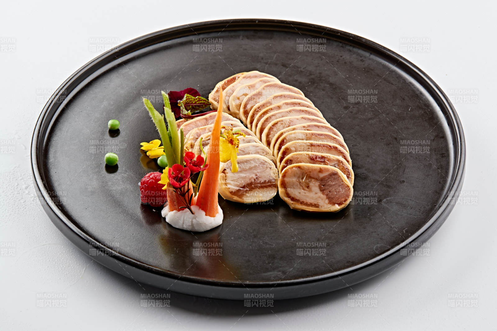 黑色瓷盘装的豆皮压肘花图片