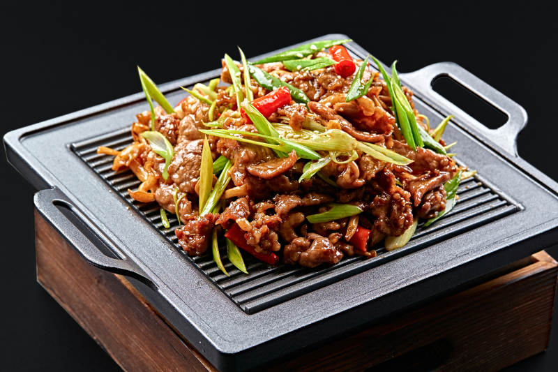 黑铁板盛装的湘味鲜辣铁板黄牛肉图片