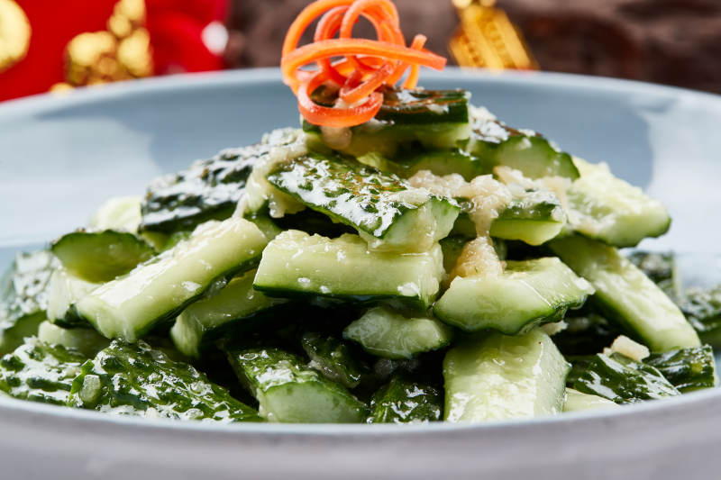 青色瓷盘装的冰镇美味拍黄瓜图片