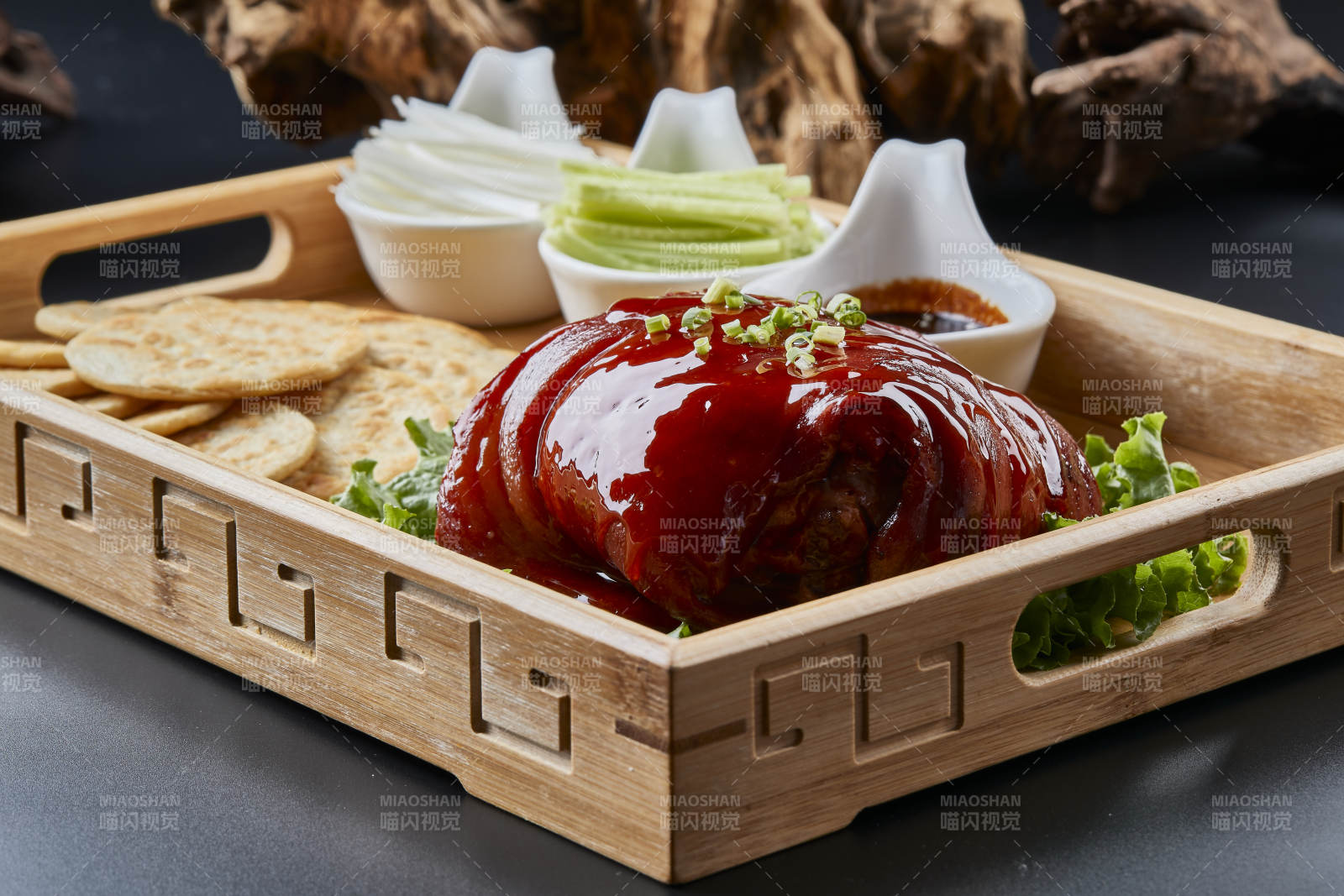 木质餐具装的杂粮饼时蔬配红烧肘子图片