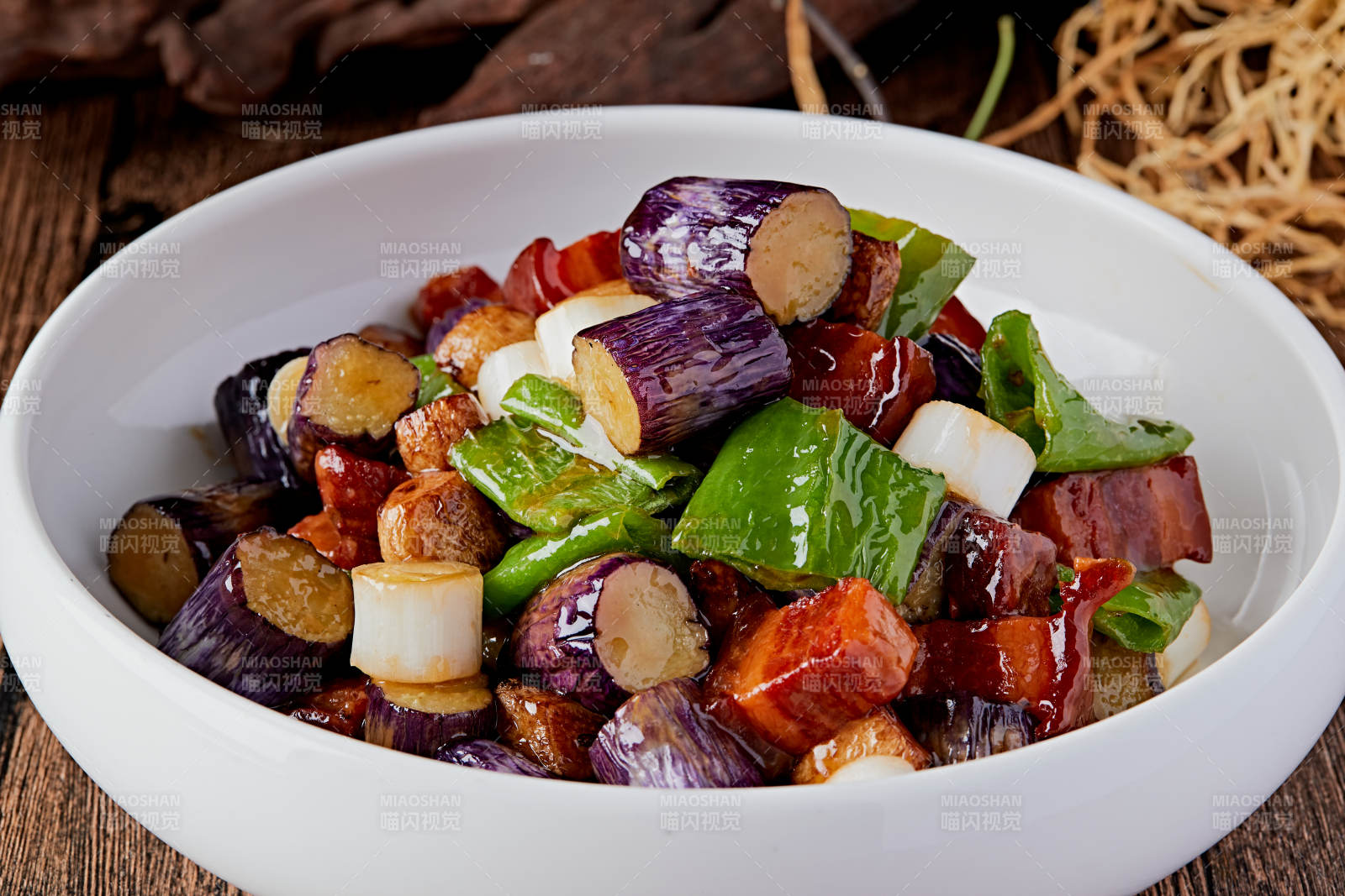 美味合炒茄子尖椒红烧肉图片