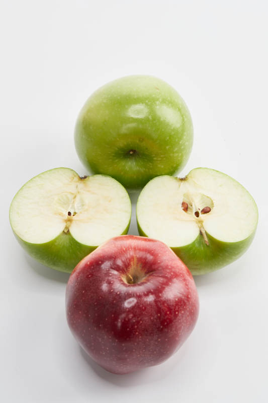 白色背景上摆放的新鲜苹果图片