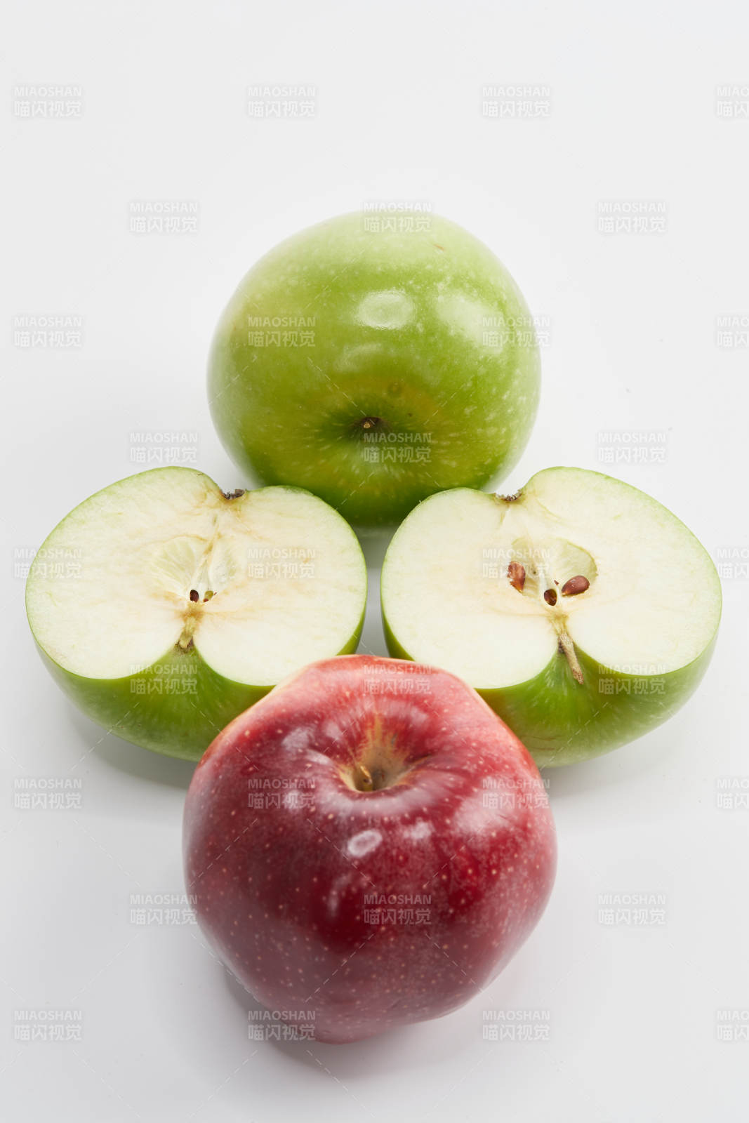 白色背景上摆放的新鲜苹果图片