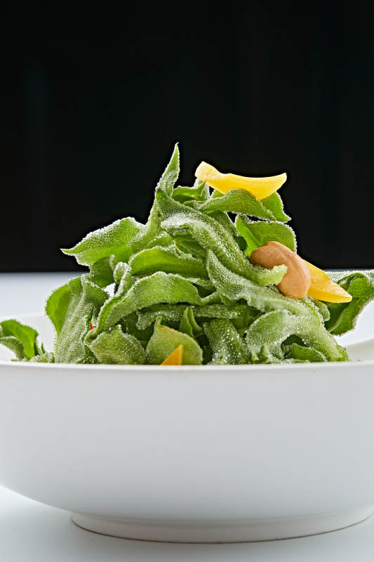 白色瓷盘装的麻酱凉拌穿心莲图片