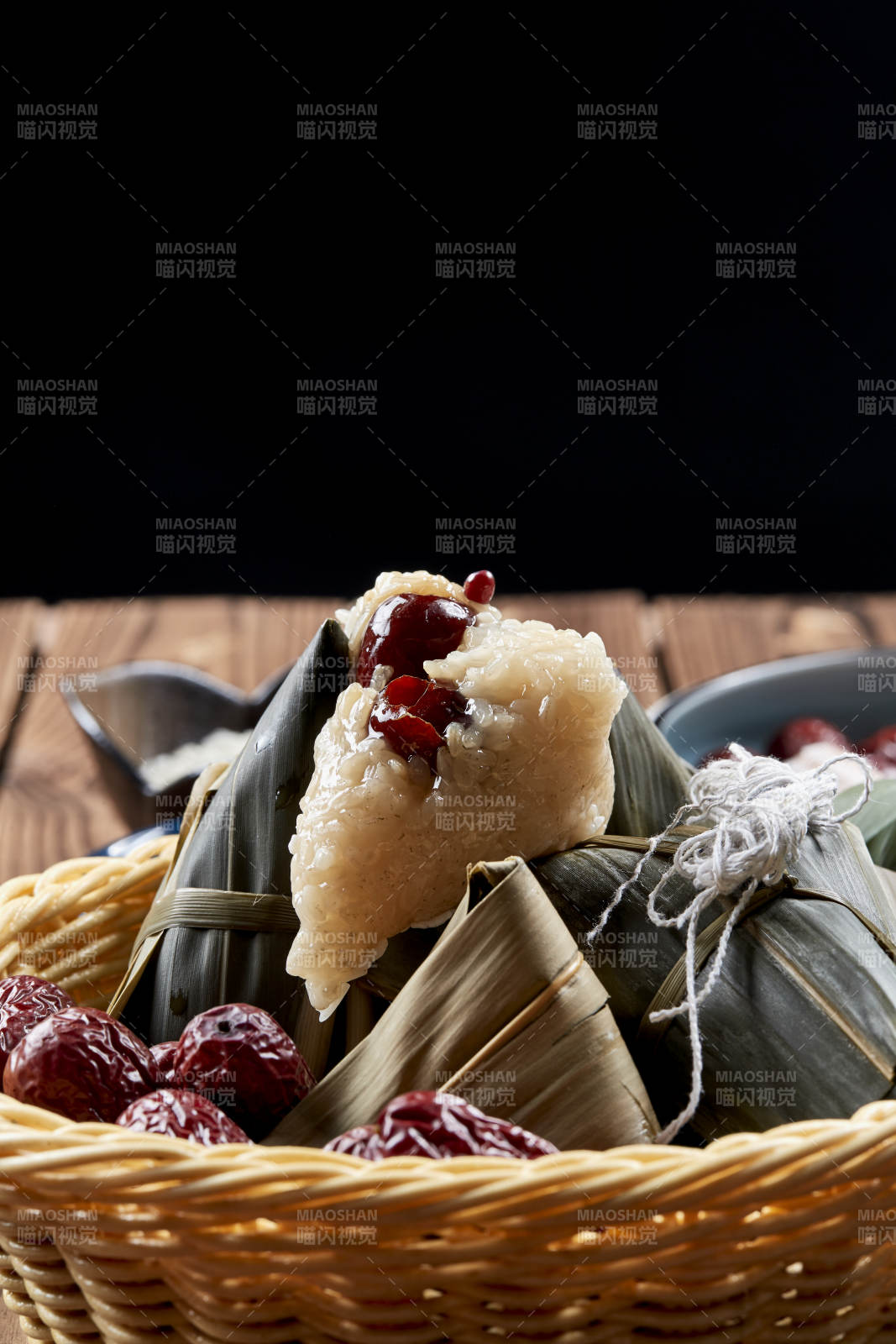 端午节的粽子和原材料图片