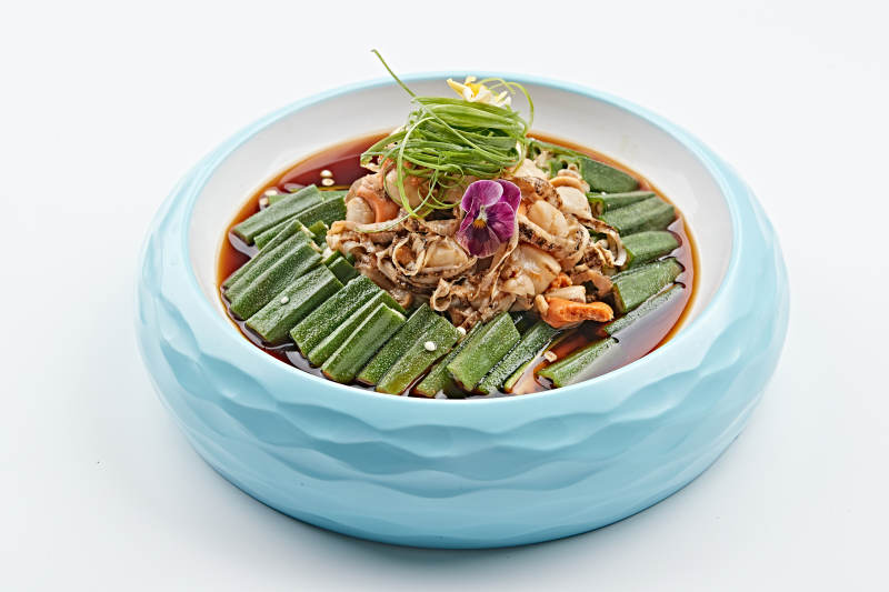 精美餐具装的捞汁秋葵扇贝丁图片