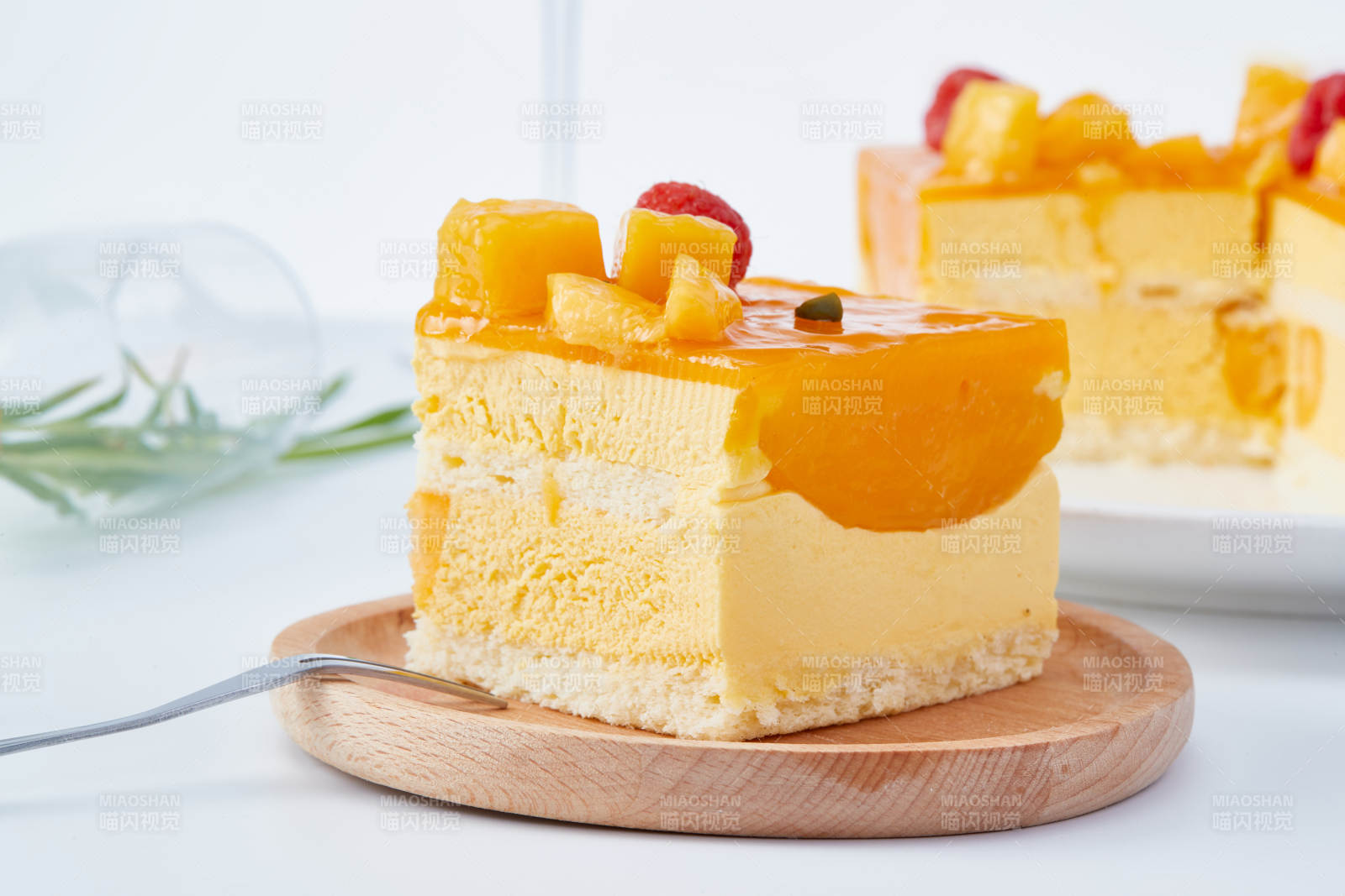 树莓芒果鲜奶慕斯蛋糕图片