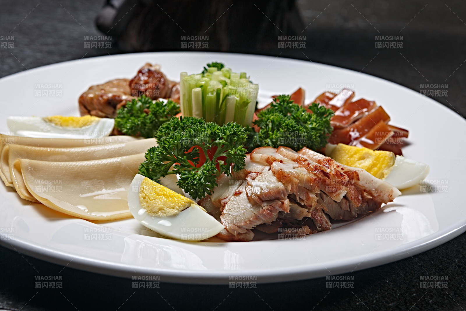 白色瓷盘装的卤味拼盘图片