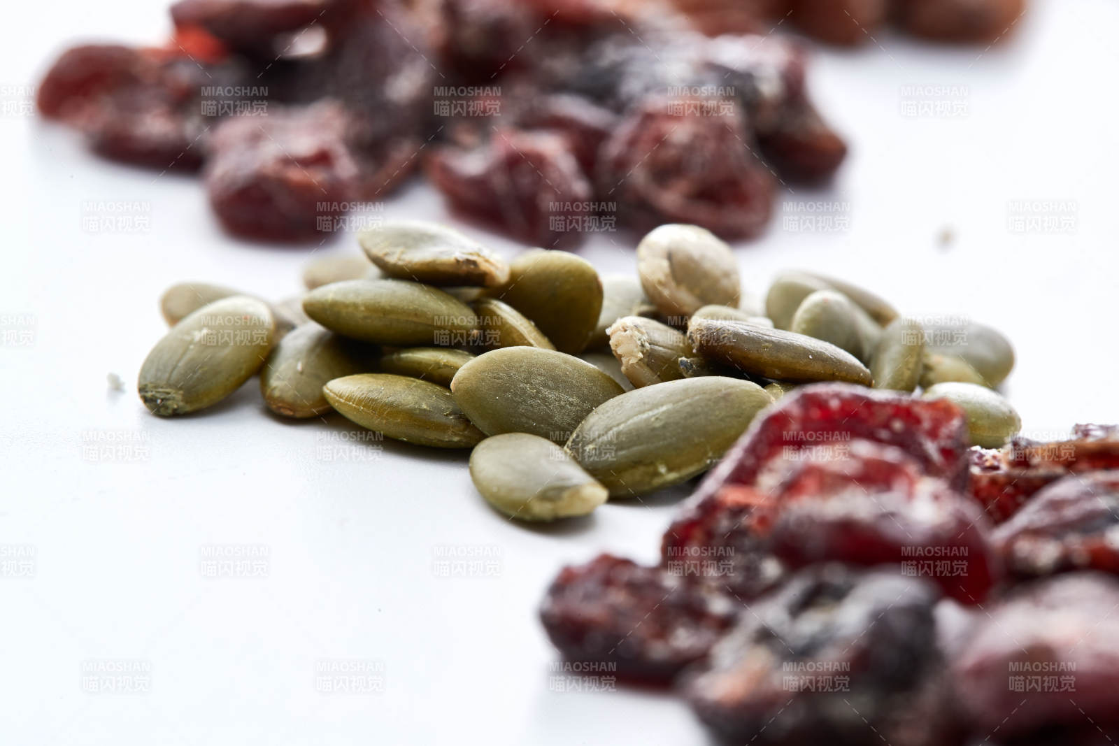 美味健康的营养早餐坚果混合烤燕麦图片