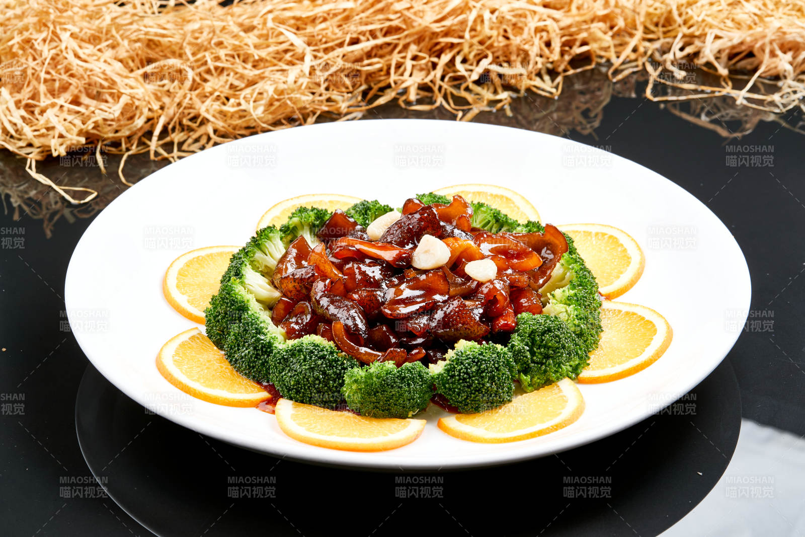 白色瓷盘装的酱爆海参图片