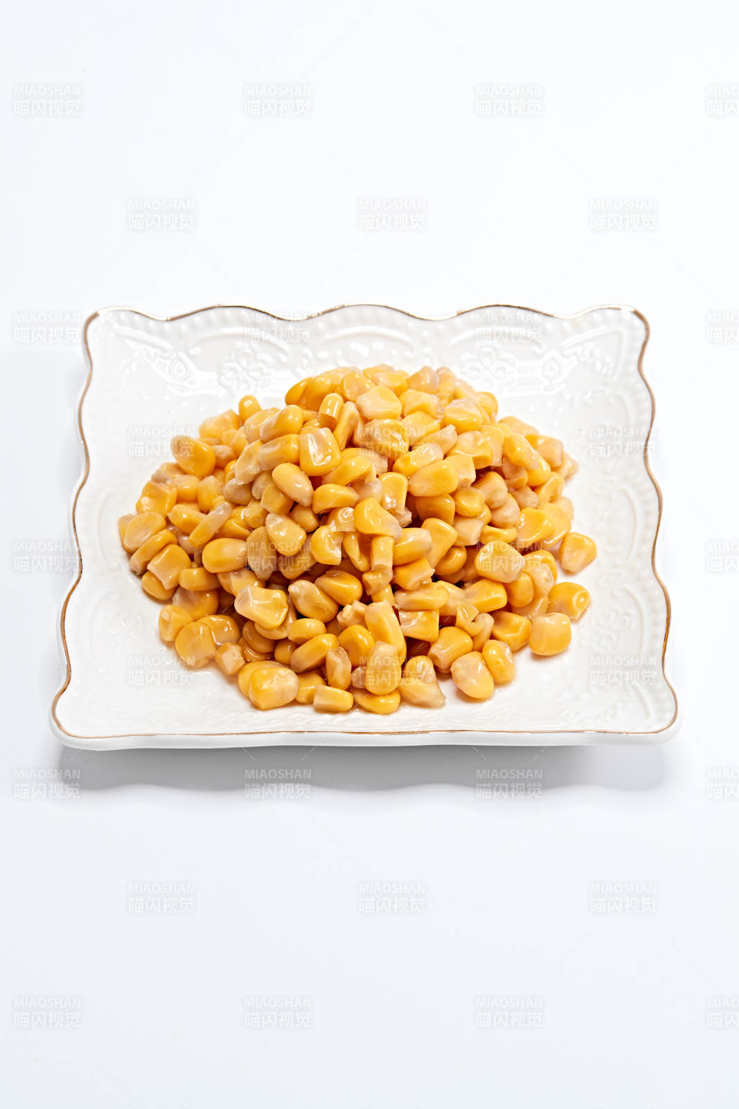 白色背景上的甜玉米粒图片
