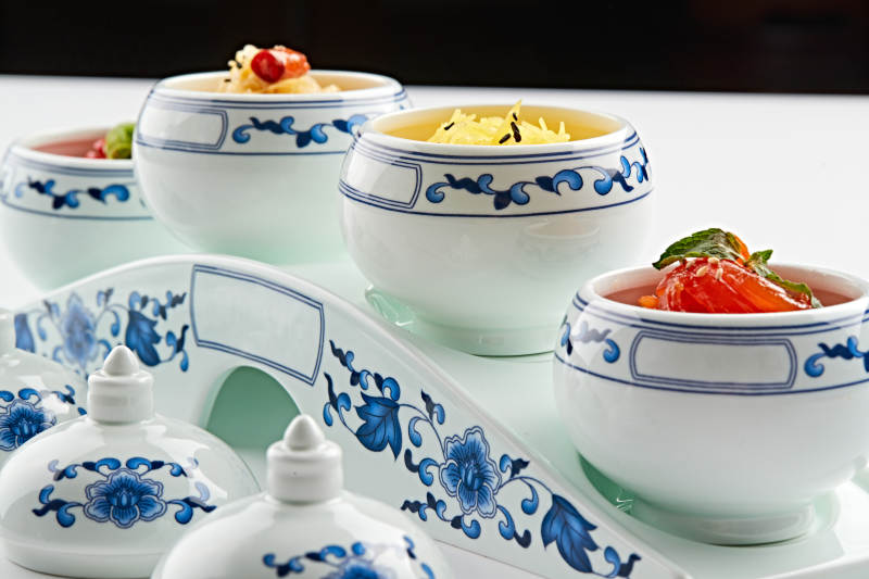 青花瓷餐具套装的农家四缸佐餐菜图片