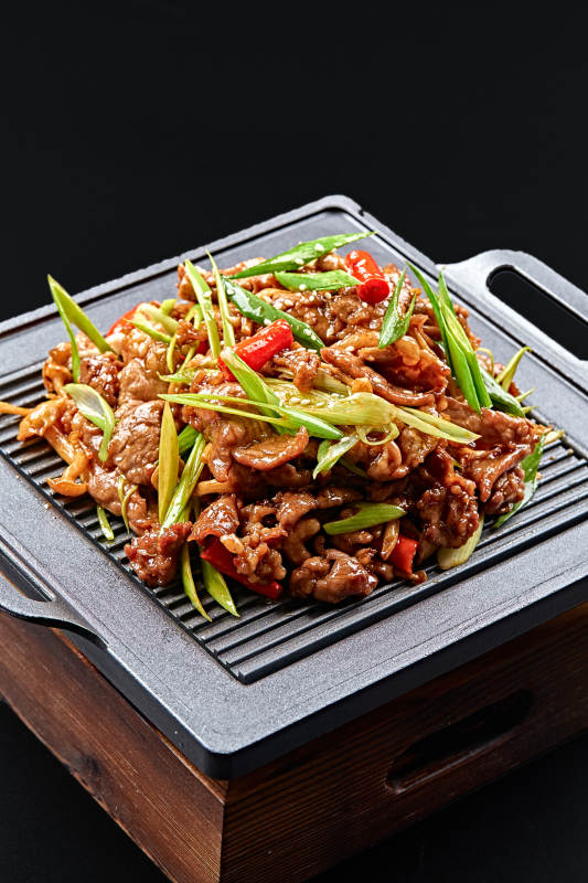 黑铁板盛装的湘味鲜辣铁板黄牛肉图片