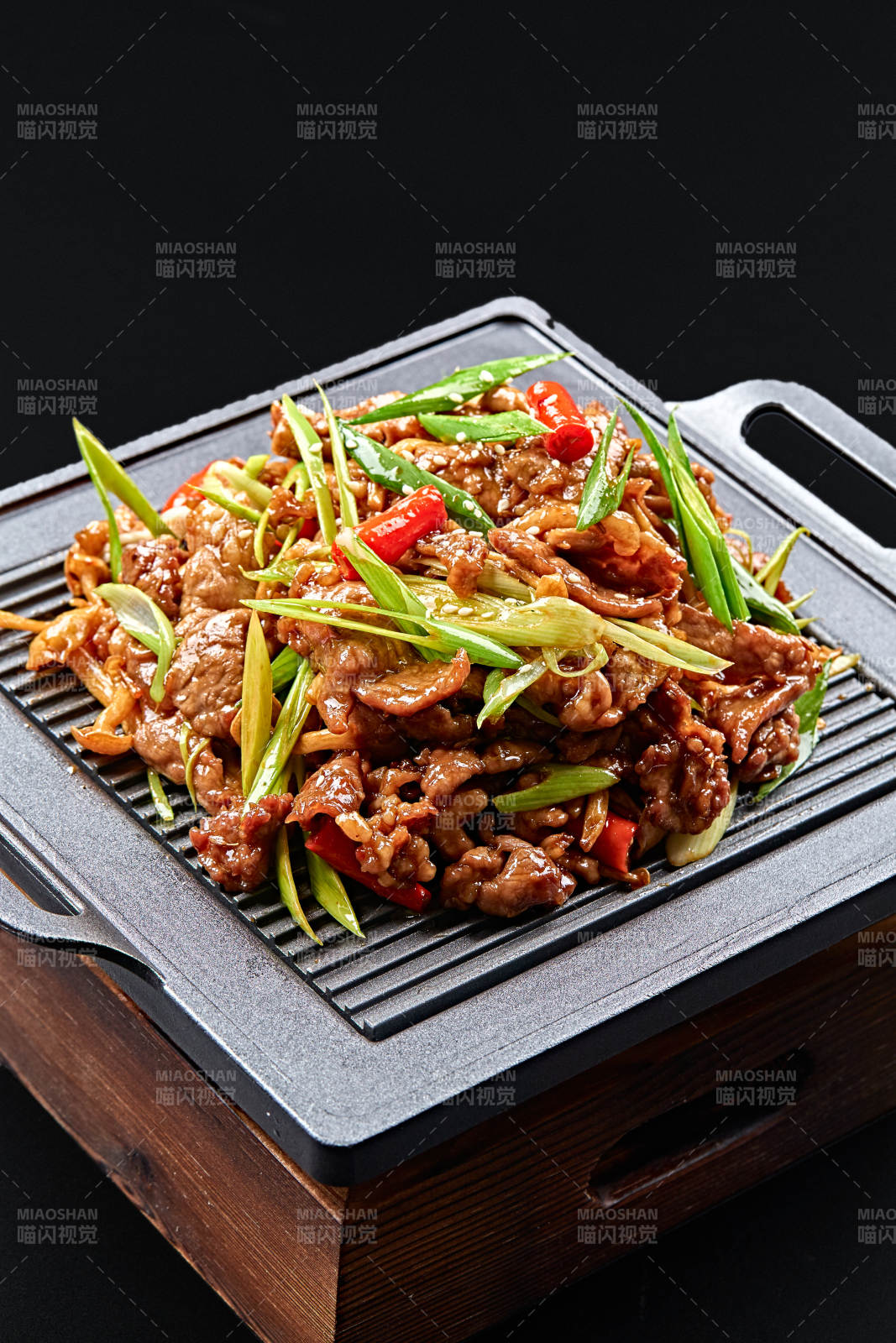 黑铁板盛装的湘味鲜辣铁板黄牛肉图片