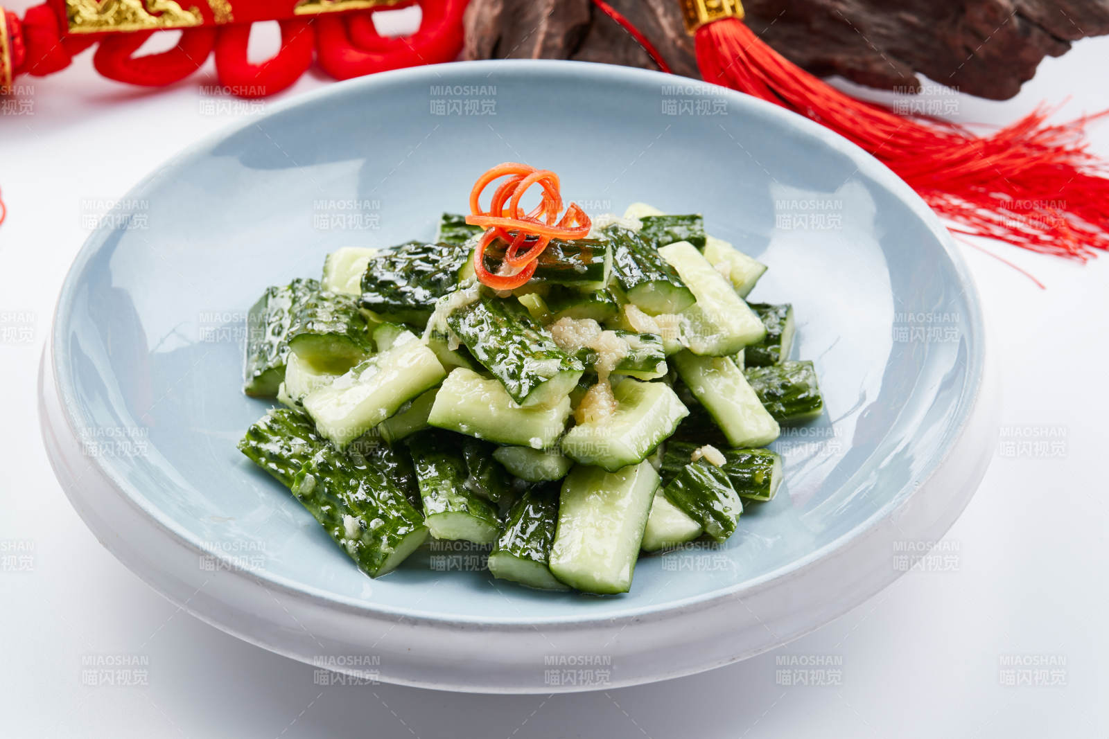 青色瓷盘装的冰镇美味拍黄瓜图片