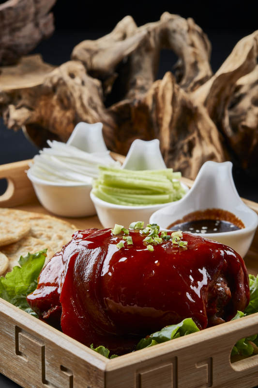 木质餐具装的杂粮饼时蔬配红烧肘子图片