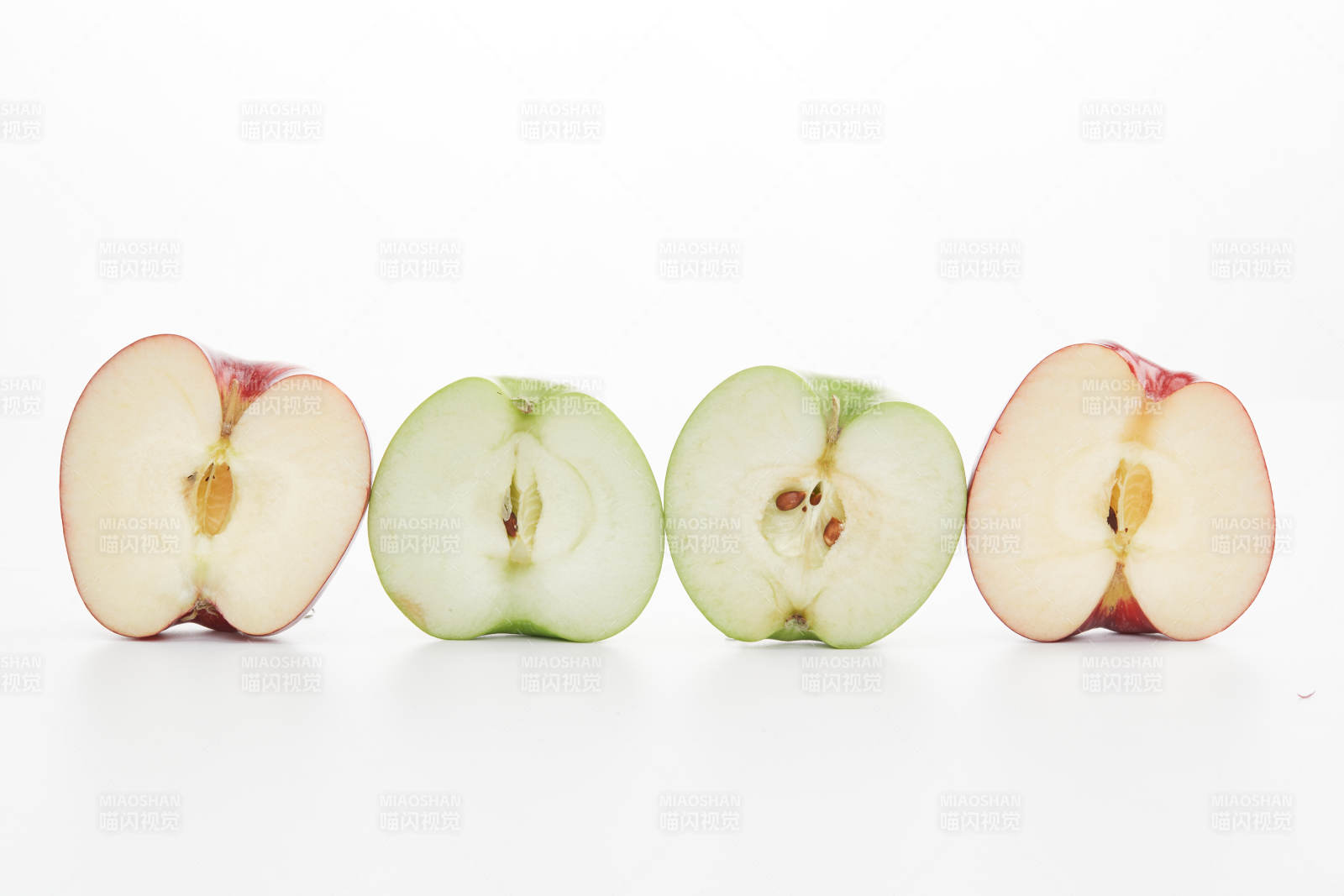白色背景上摆放的新鲜苹果图片