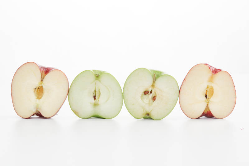 白色背景上摆放的新鲜苹果图片