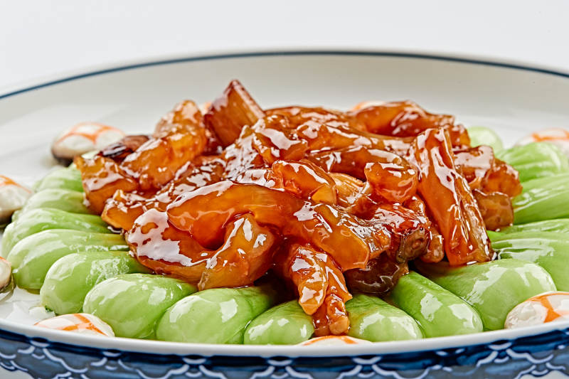 白色青花瓷盘装的王府烧蹄筋图片