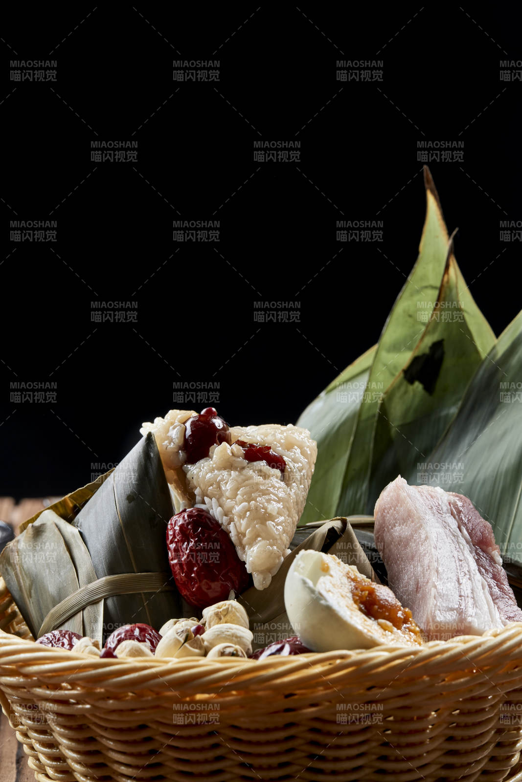 端午节的粽子和原材料图片