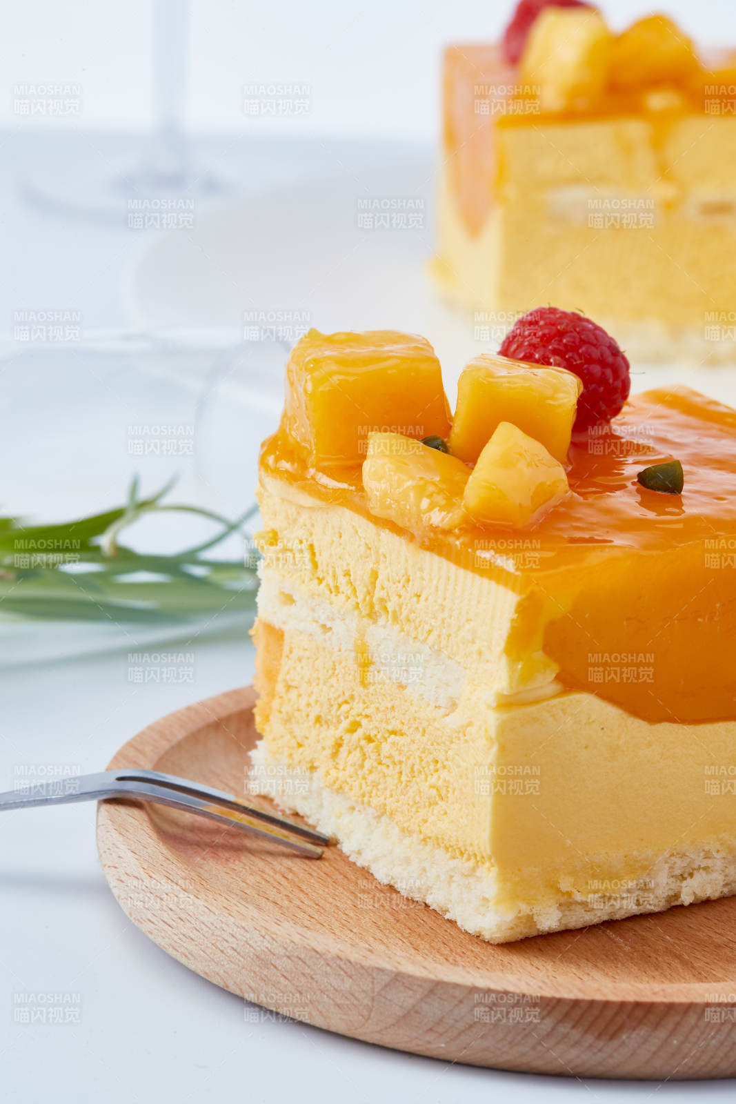 树莓芒果鲜奶慕斯蛋糕图片