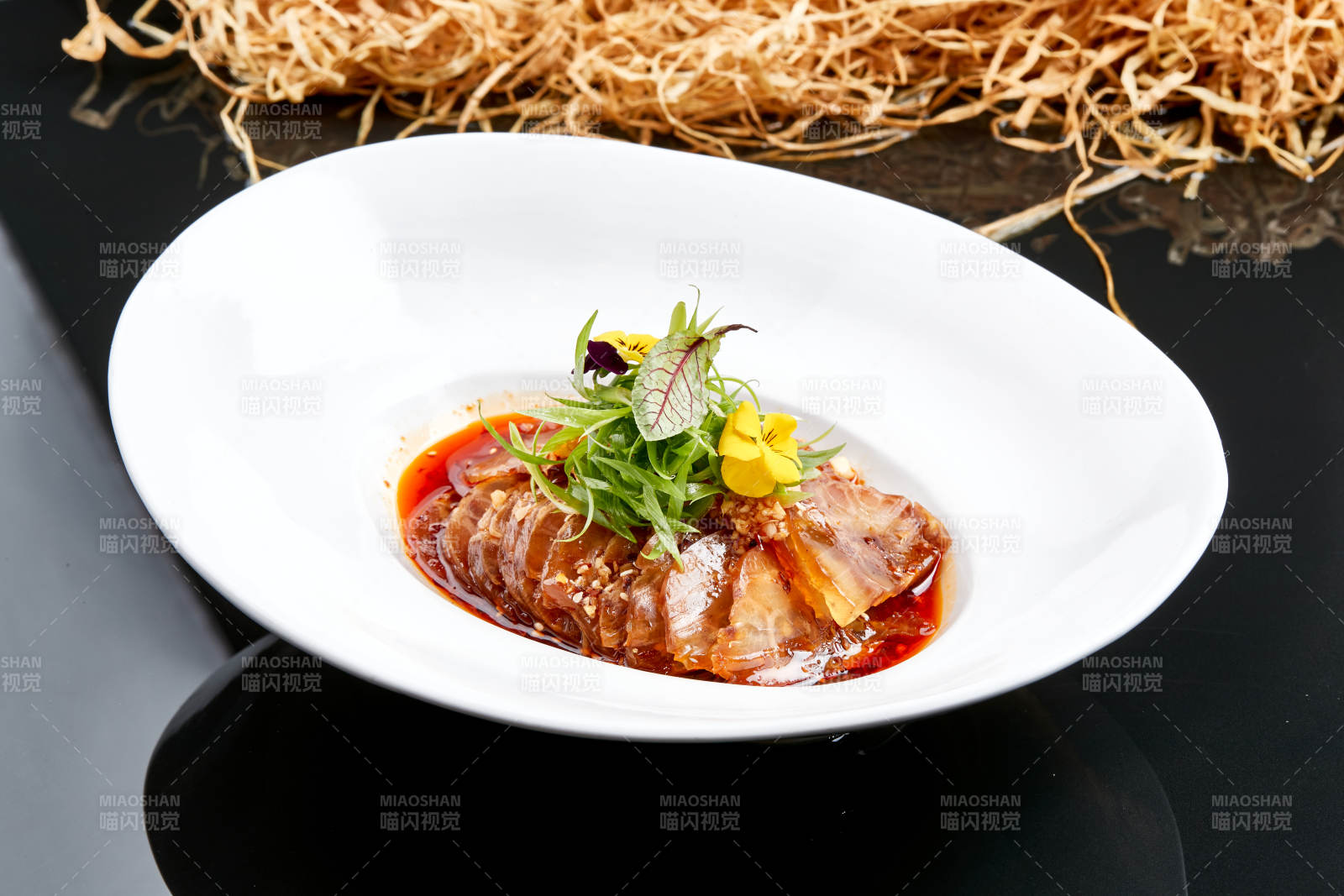 白色瓷盘装的酱爆海参图片