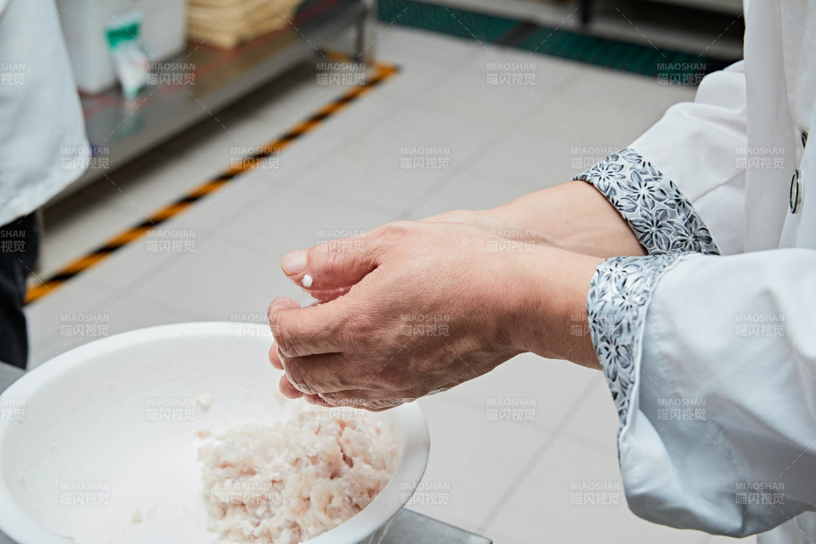 人与食物紧张忙碌的中餐厨房图片