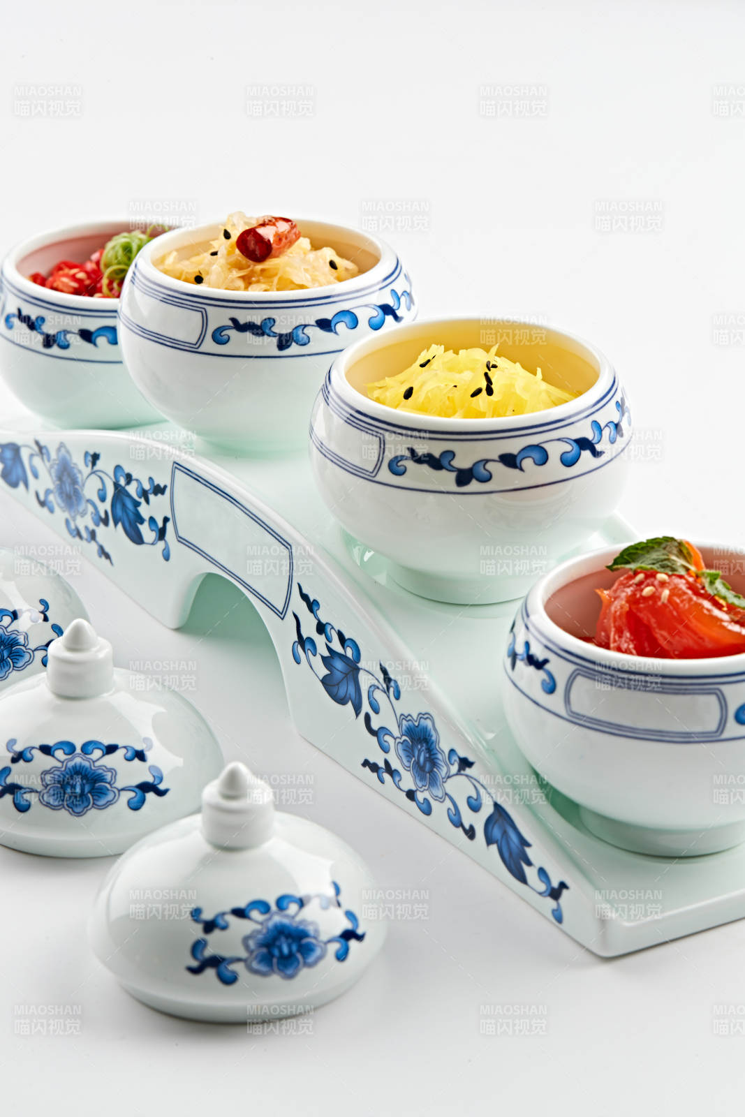 青花瓷餐具套装的农家四缸佐餐菜图片