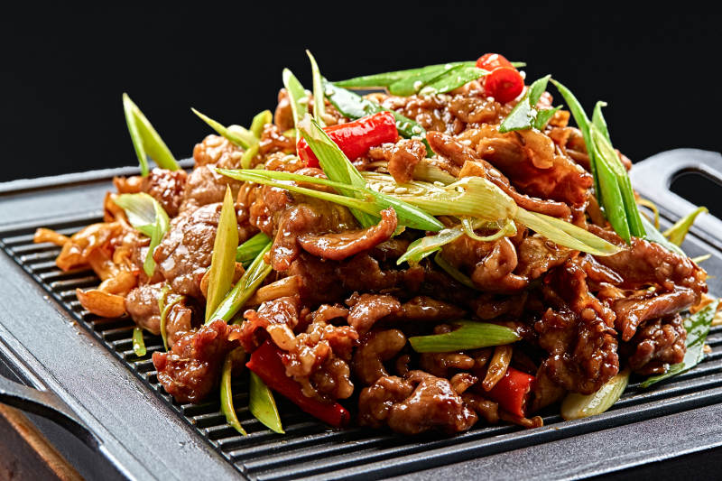 黑铁板盛装的湘味鲜辣铁板黄牛肉图片