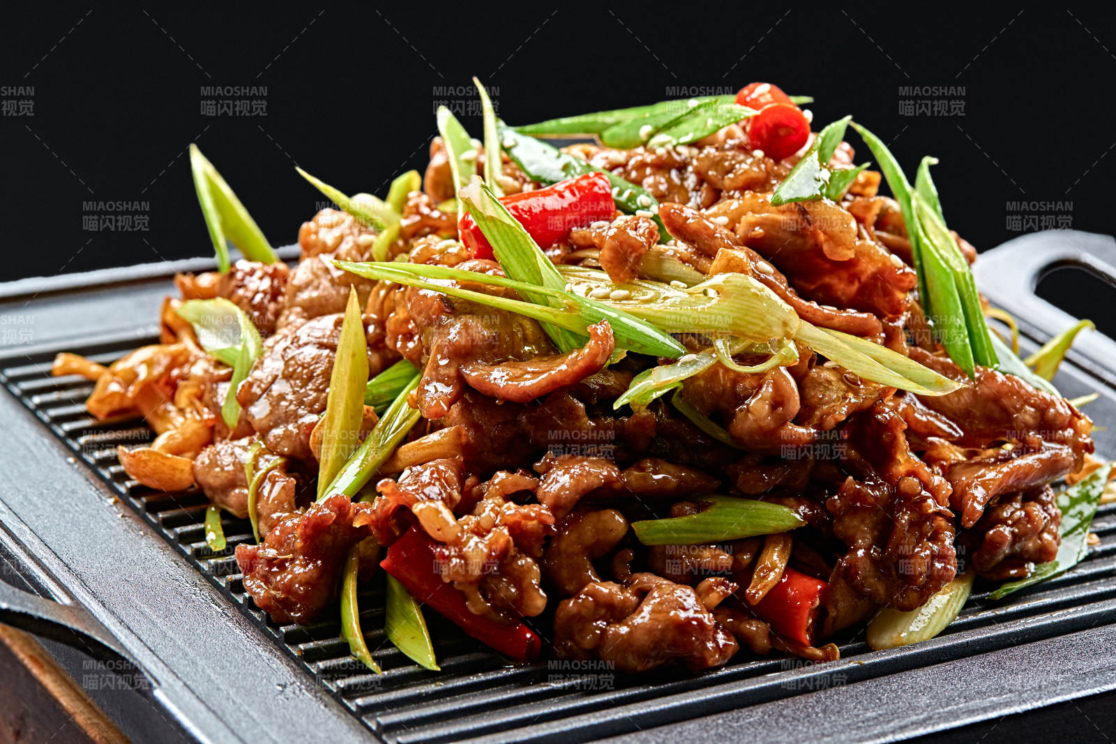 黑铁板盛装的湘味鲜辣铁板黄牛肉图片