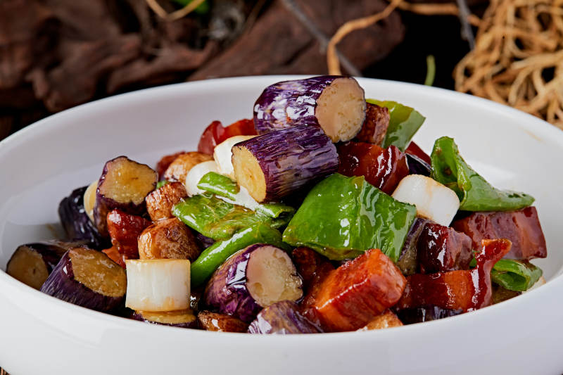 美味合炒茄子尖椒红烧肉图片