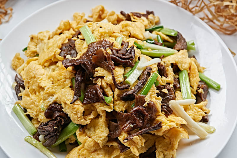 蒜薹山珍菌炒鸡蛋图片