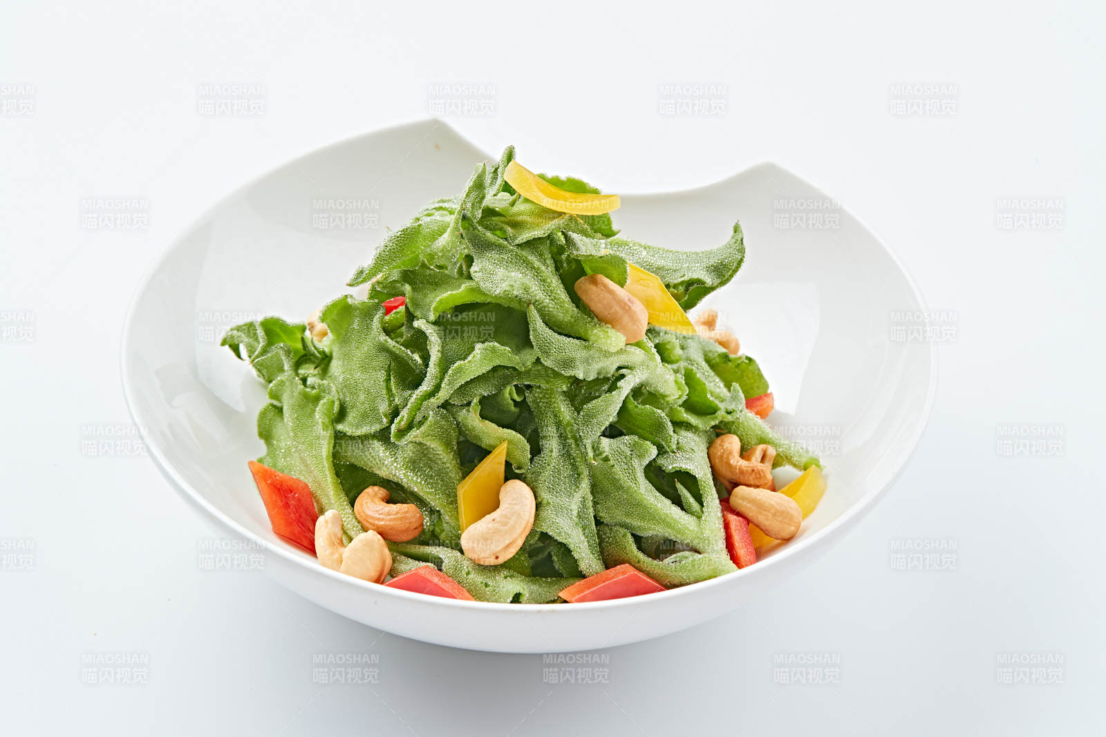 白色瓷盘装的麻酱凉拌穿心莲图片
