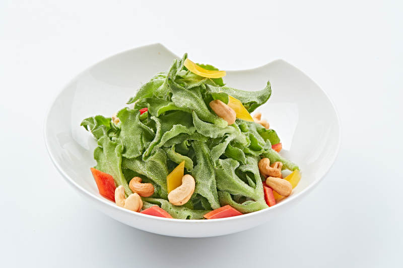 白色瓷盘装的麻酱凉拌穿心莲图片