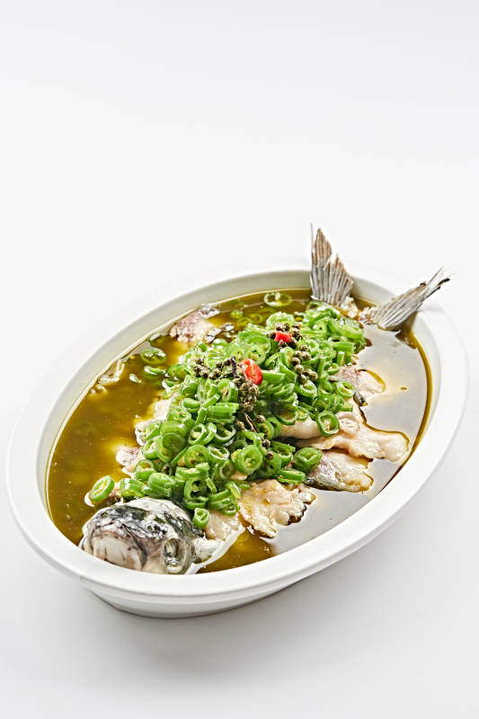 白色瓷盘装的香辣藤椒酸汤鱼图片