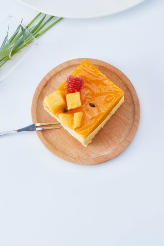 树莓芒果鲜奶慕斯蛋糕图片