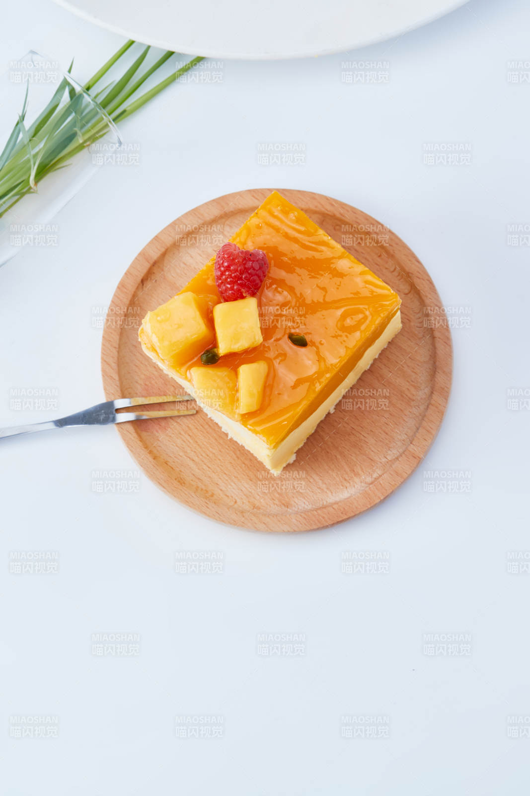 树莓芒果鲜奶慕斯蛋糕图片