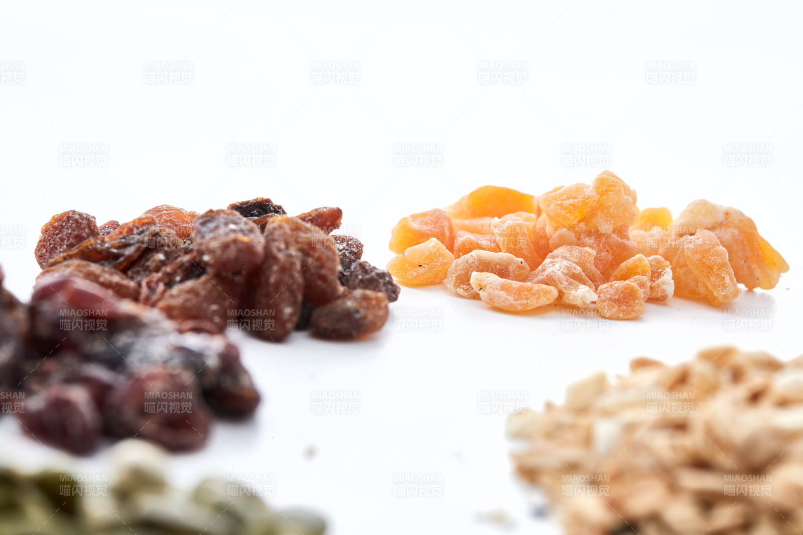 美味健康的营养早餐坚果混合烤燕麦图片