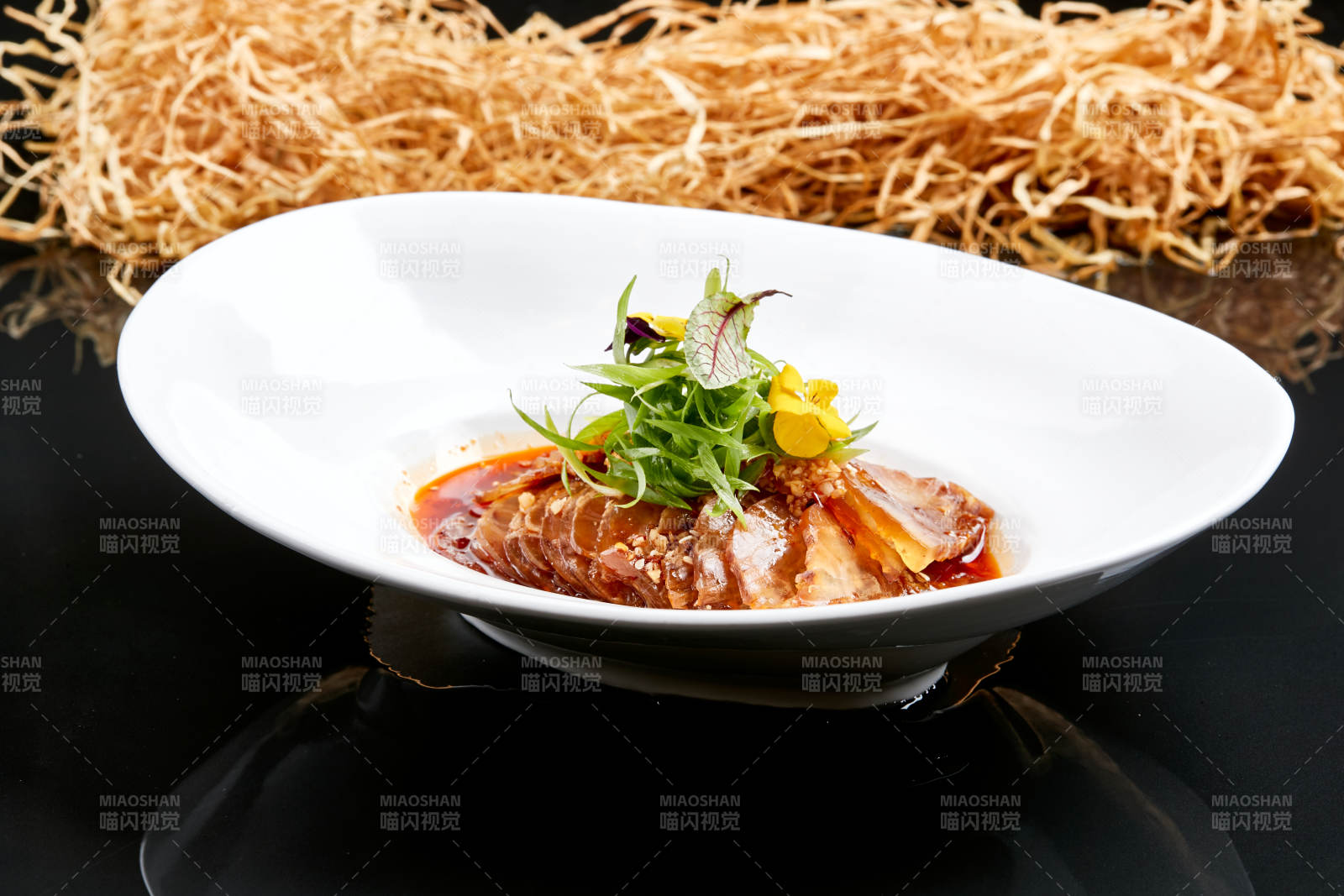 白色瓷盘装的红油牛腱图片