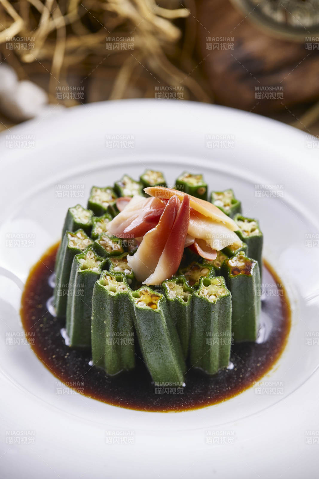 浇汁秋葵北极贝图片