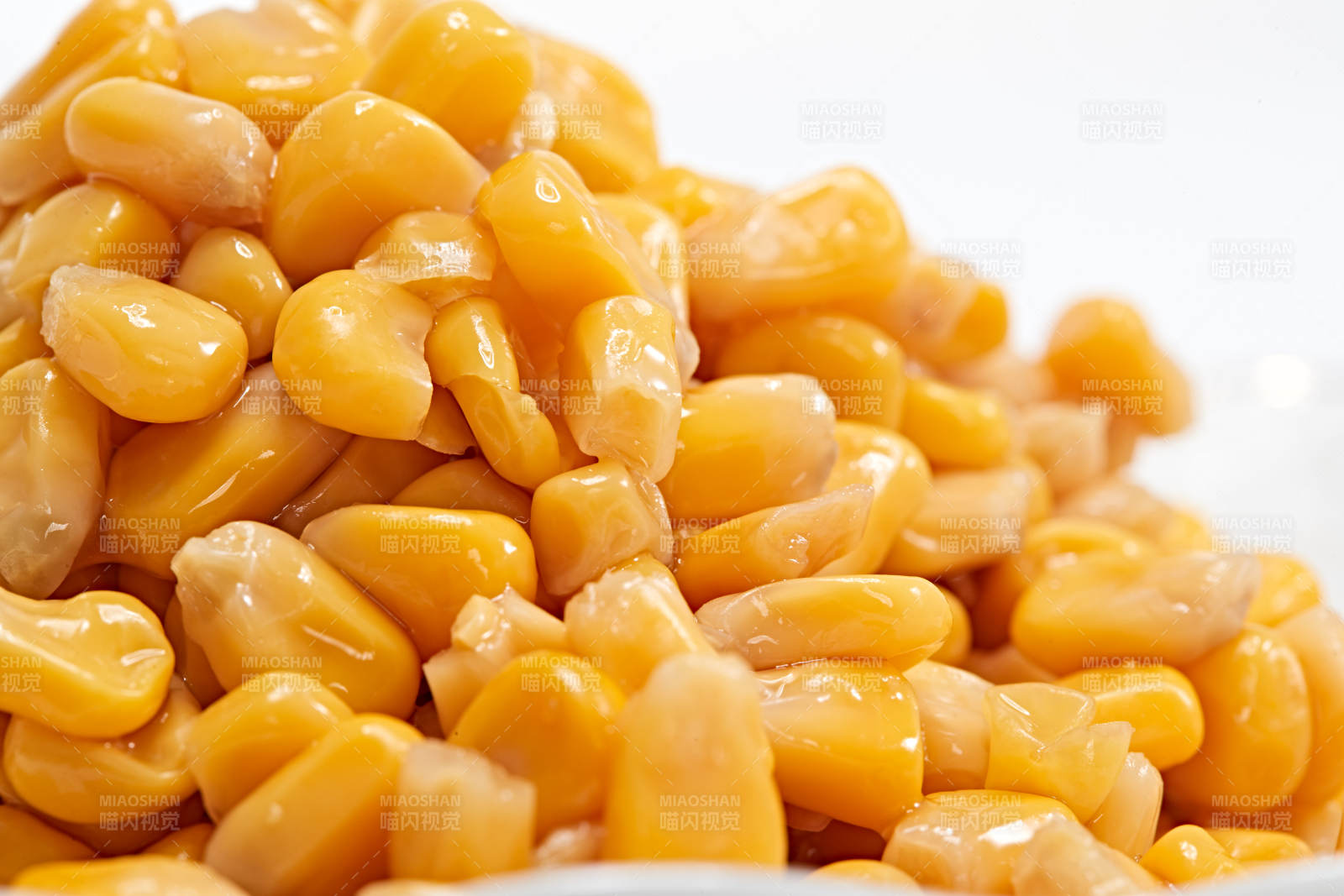白色背景上的甜玉米粒图片